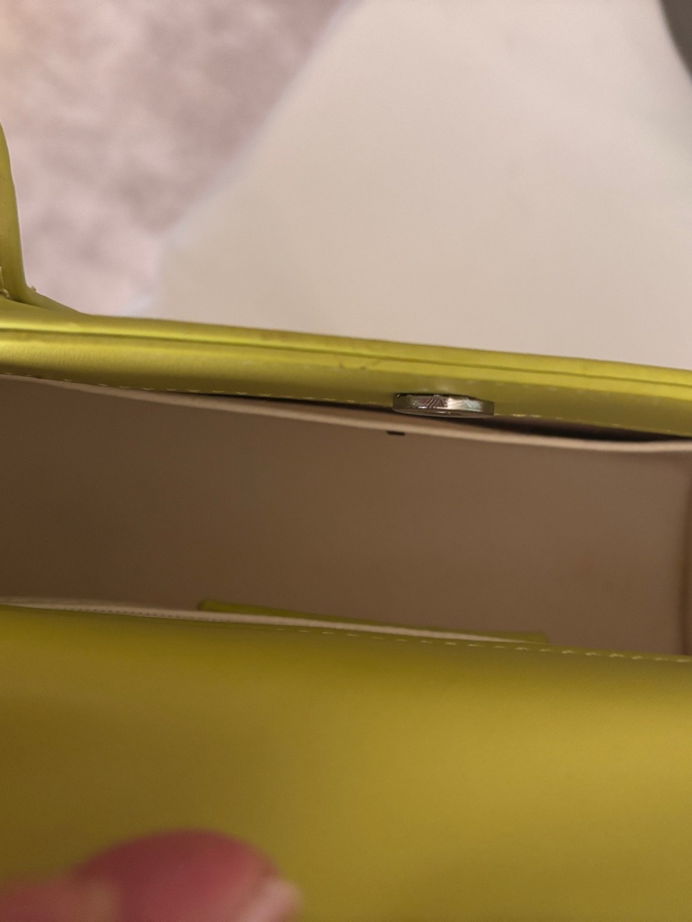 Chic Retro Lime Structured Shoulder Bag with Double Handles - Like New - Picture 4 of 5